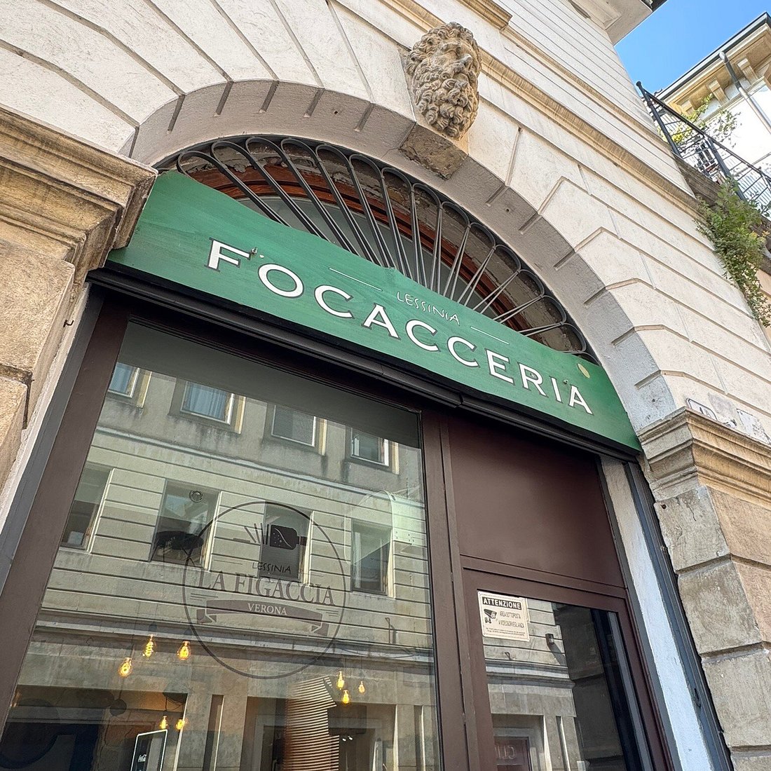 Dettaglio del banco con focacce